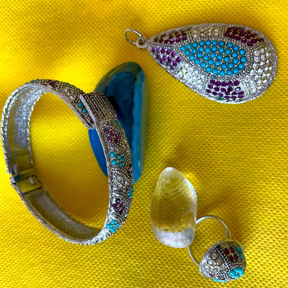 Ring, pendant and spring cuff bracelet in purple, white and turquoise.